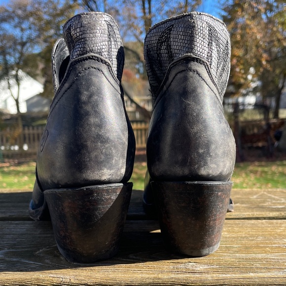 Ariat Hazel Sz 7.5 Women's Distressed Black Ankle Booties - Picture 8 of 16